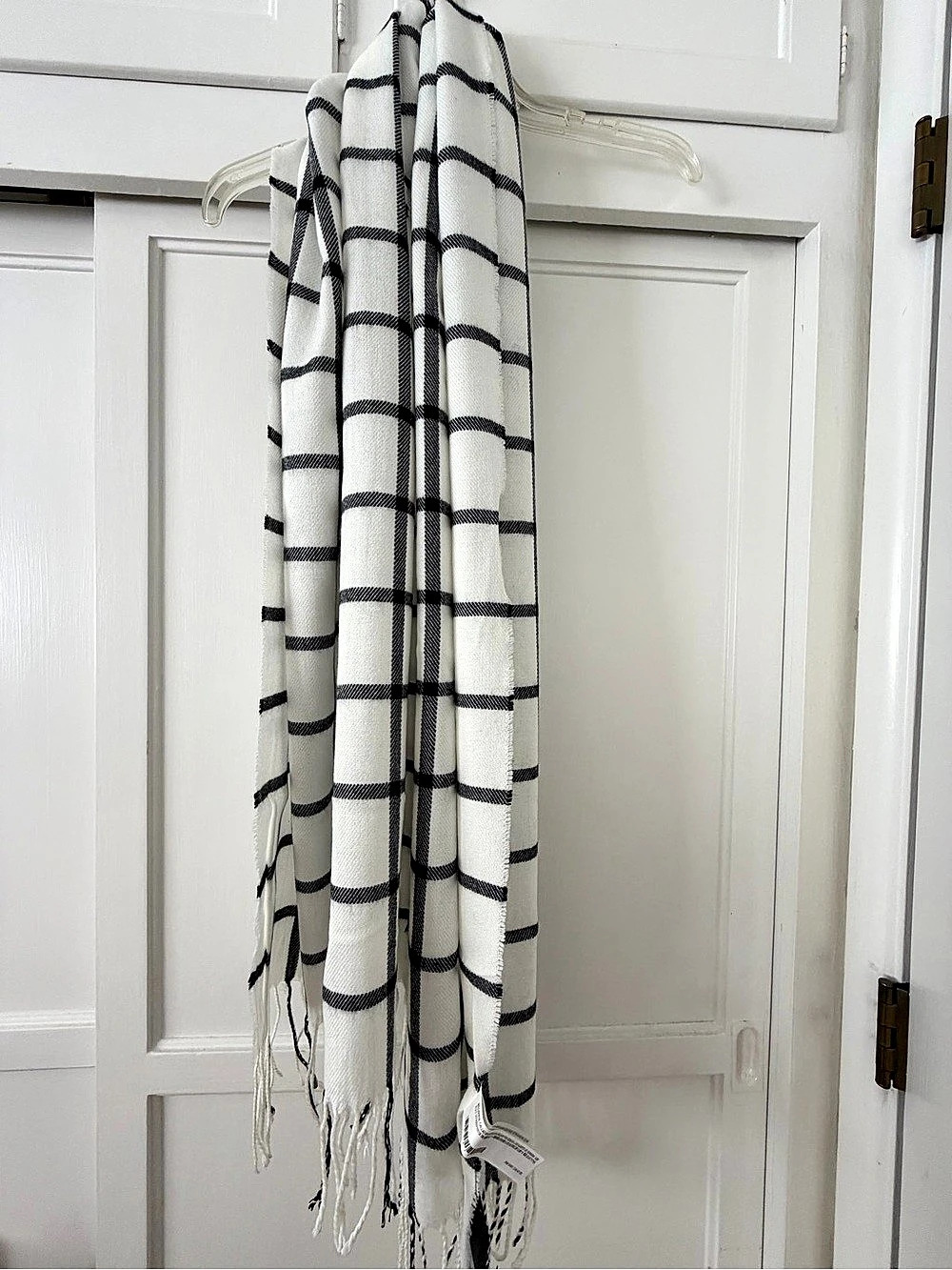 FOREVER 21 Plaid Scarf in White & Black